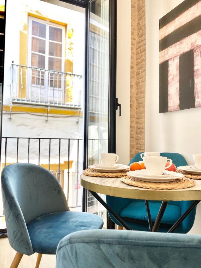 Magnificent Double Bedroom Apartment At Santa Cruz Sevilla Buitenkant foto