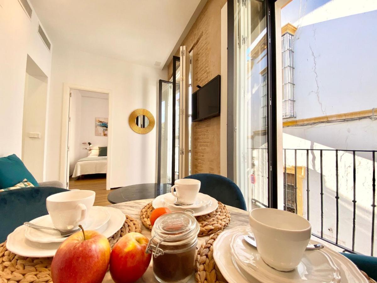 Magnificent Double Bedroom Apartment At Santa Cruz Sevilla Buitenkant foto