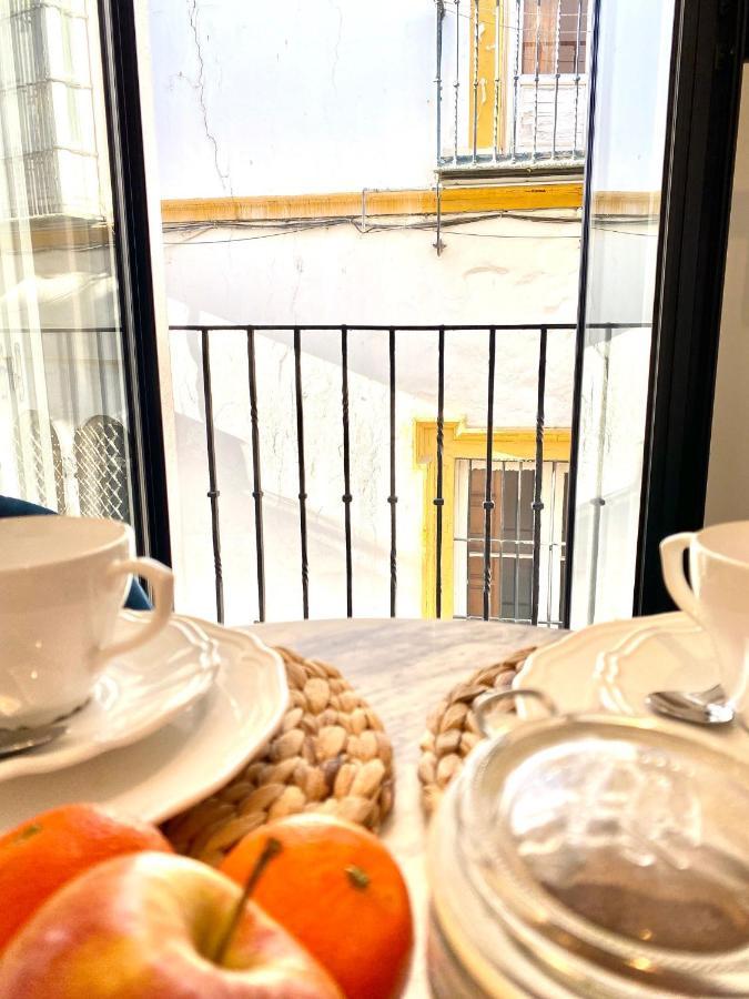Magnificent Double Bedroom Apartment At Santa Cruz Sevilla Buitenkant foto